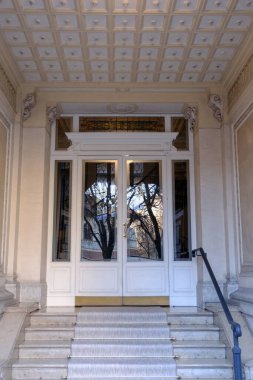 Milano, Lombardy, İtalya 'da Corso di Porta Vercellina yakınlarındaki eski bir bina.