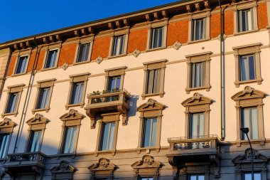 Milano, Lombardiya, İtalya 'daki Baracca Meydanı' ndaki eski bina.
