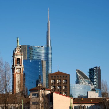 Porta Nuova 'nın modern binaları Milano, Lombardiya, İtalya' daki Cimitero Anıtı 'ndan görüldü.