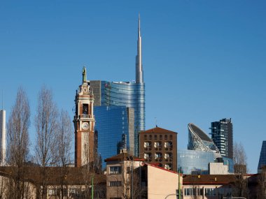 Porta Nuova 'nın modern binaları Milano, Lombardiya, İtalya' daki Cimitero Anıtı 'ndan görüldü.