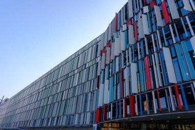 Sesto San Giovanni, Lombardy, Milan, İtalya 'daki Viale Sarca boyunca modern bina