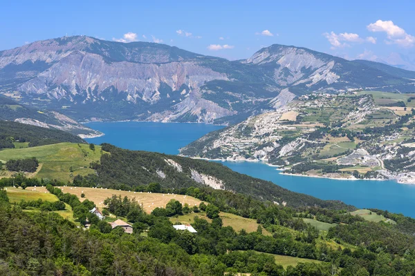 Lago de Serre-Poncon (Alpes franceses ) — Fotografia de Stock