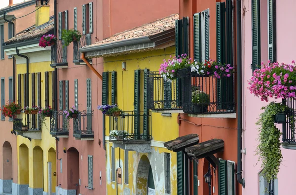 Pavía (Italia): casas coloridas — Foto de Stock