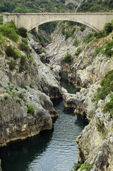 Brug over de rivier Hérault — Stockfoto