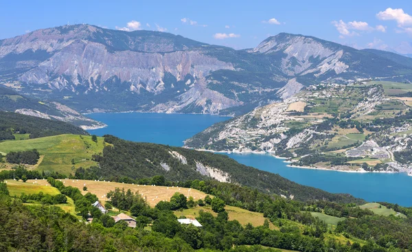 Jezero Serre-Poncon (Francouzské Alpy) — Stock fotografie