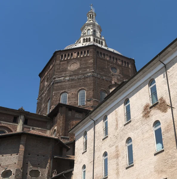 Pavia (Italy): palaces and cathedral — Stock Photo, Image