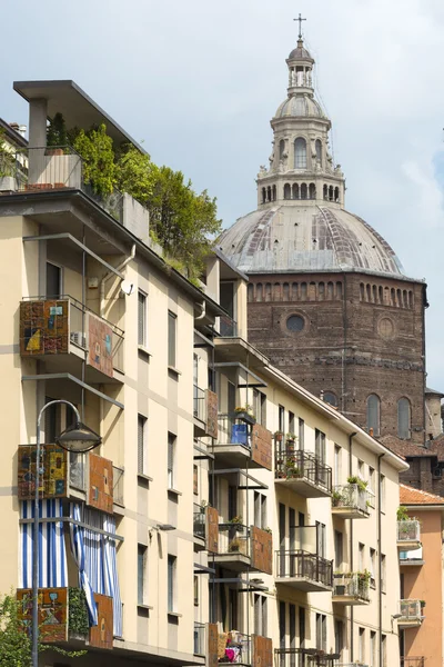 Pavia (İtalya): evleri ve Katedrali — Stok fotoğraf