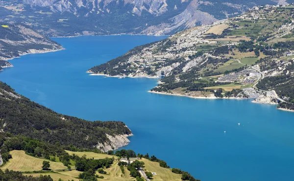 Jezero Serre-Poncon (Francouzské Alpy) — Stock fotografie