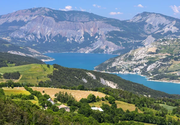 Lago de Serre-Poncon (Alpes franceses ) — Fotografia de Stock