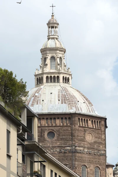 Pavia (Italy): houses and cathedral — Stock Photo, Image