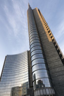 Milano (İtalya): modern binalarda Aulenti kare