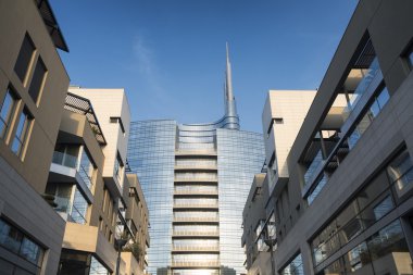 Milano (İtalya): modern binalarda Aulenti kare