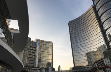 Milano (İtalya): modern binalarda Aulenti kare