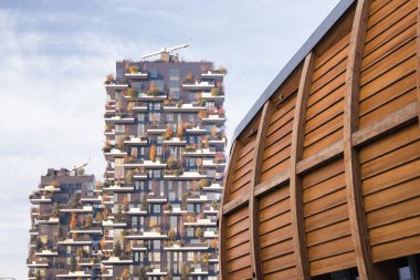 Milano (İtalya): modern binalarda Aulenti kare