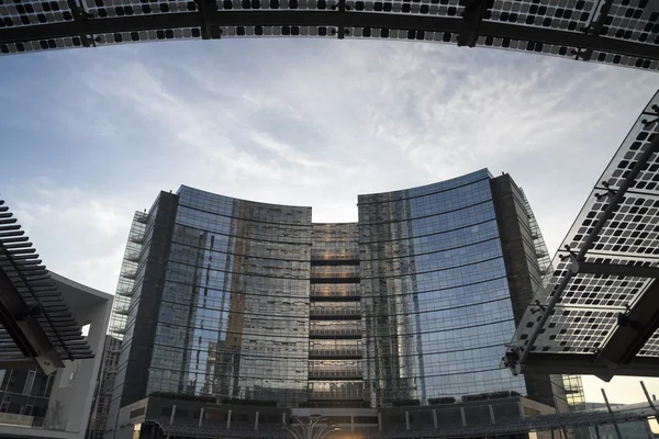 Milano: edifici moderni in piazza Aulenti — Foto Stock