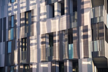 Milano (İtalya): modern binada Aulenti kare