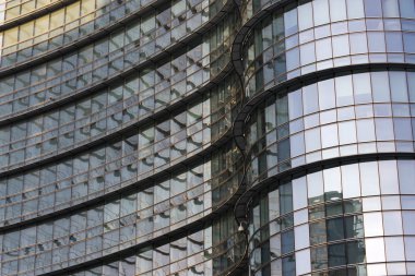 Milano (İtalya): modern binada Aulenti kare