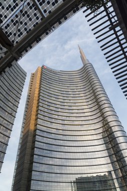 Milano (İtalya): modern binalarda Aulenti kare