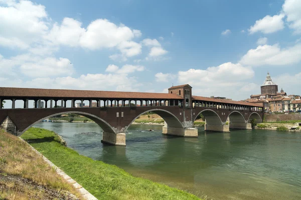 Pavia (Italien): täckta bron — Stockfoto