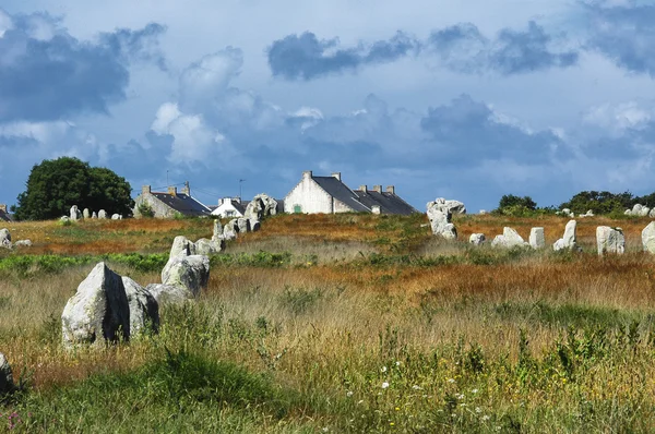 Carnac (Bretanha, França): menir e dolmen — Fotografia de Stock