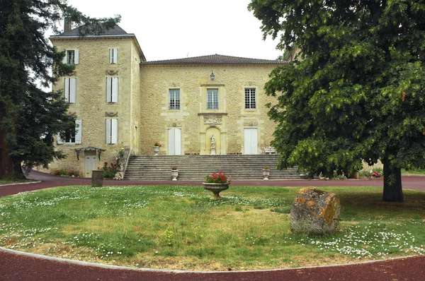 Rauzan (Bordeaux, France): castle — 图库照片