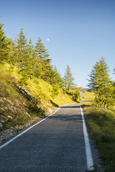 Colle della Lombarda, weg in de Alpen — Stockfoto