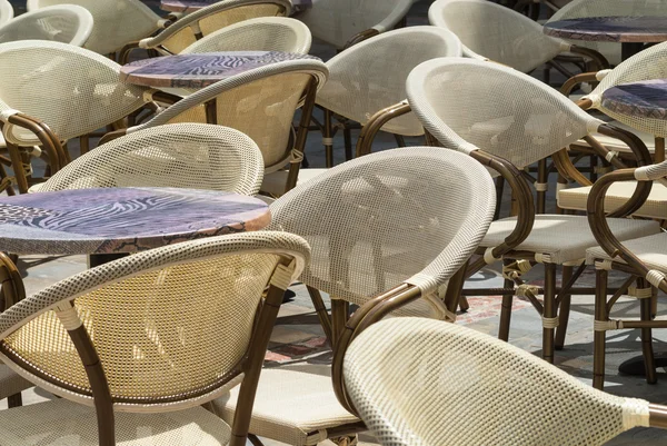 Limoux (Frankrijk): tafels en stoelen Rechtenvrije Stockafbeeldingen