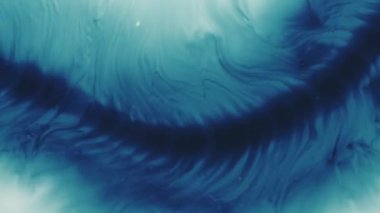 Boya spreyi. Dökül bakalım. Odaklanmamış mavi beyaz renk sıçrama pigmenti sıçrama dokusu soyut yaratıcı sanat arka planına yayılıyor.