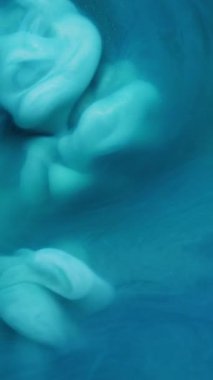 Dikey video. Buharlı arka plan. Boya rengi. Odaklanamayan mavi cyan bulut dokusu dalga simleri, soyut sanatta yüzen sıvı kimyasal sıvı..