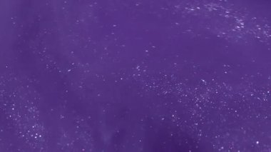 Kozmik mürekkep. Boyayla boyanmış. Fantezi bulutu suyun altında kaynaşıyor. Menekşe rengi parlatıcı pigmenti çözünmüş kıvrım akış arkaplanı.