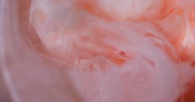 Mürekkep karışımı. Parıldayan bulut. Odaklanmamış turuncu beyaz renk parlak akrilik sıçrama parlak doku soyut bokeh arka planda yayılıyor.