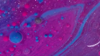 Jel mürekkebi. Akrilik kütle. Mor mavi karışımlı sıvı yağ akışı. Parıldayan renkli sanat kabarcığı parçacıkları emülsiyon akışı soyut arkaplanı bulanıklaştırır.