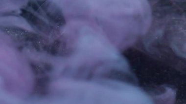 Haze girdabı. Köpüklü sıvı. Mavi mor parlak fırıl fırıl dönen boya akışı. Siyah arkaplanda sanat sisi renkli su fantezi karışımı.