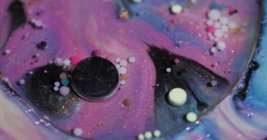 Nehir boyası. Yağ kabarcıkları. Bulanık sarı, mor, mor, parlak, parlak, parlak su sıvısı soyut sanat arka planında yüzüyor..