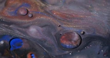 Yağ mürekkebi. Parıldayan kabarcıklar. Odaklanmamış turuncu mavi renk soyut sanat arka planında yüzen su dokusu etrafında ışıldıyor..