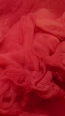 Dikey video. Renk buharı. Bulut mürekkebi. Odaklanamayan pembe kırmızı duman sıvı egzoz kimyasal dokusu sanat soyut arka planına yayılıyor..