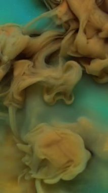 Dikey video. Sigara arkaplanı. Buhar bulutu. Odaklanmamış turuncu bronz mavi renk soyutlama üzerinde dönen su patlaması akışında parlayan mürekkep..