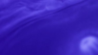 Boya döküldü. Pigment eridi. Akrilik sıvıya yayılmış beyaz mavi yuvarlak boya. Sanat karışımı renk akışı soyut odaklanmış arkaplan.