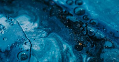 Köpüklü köpükler. Arkaplanı boya. Odaklanmamış mavi renkli mermer parlak su, sabunlu yağ dokusu akrilik sanat soyutlaması üzerine akıyor..