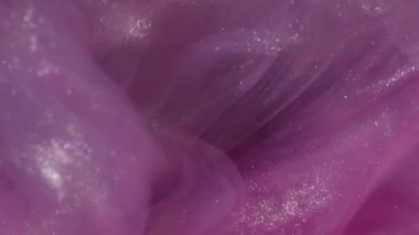 Sis sıçraması. Buharı boya. Pembe su rengi pigment dalgası soyut mor gümüş parıldayan arkaplanı harmanlıyor. Buhar fantazisi köpüklü boya.