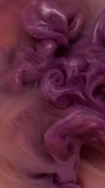 Dikey video. Dalga mürekkebi. Sıvı doku. Odaklanmamış pembe turuncu renkli su parçacıkları soyut sanat arka planında yüzüyor..