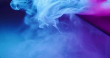 Su buharı sanatı. Neon boya çağlayanı. Odaklanmamış mavi renkli cam dumanı deseni soyut sualtı arka planına sıçramış..
