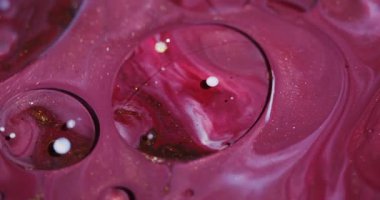 Mürekkep akışı. Yağ kabarcıkları. Odaklanmamış kırmızı beyaz renk akrilik parlak su akışı soyut sanat arka planında yüzüyor..