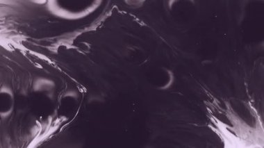 Doku lekesi. Pigment sıvısı. Odaklanmamış mor beyaz mürekkep damlaları soyut yaratıcı akrilik arka planda yüzen sıvı akış serpintisi.