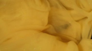 Sis sıçraması. Boya karışımı. Sarı turuncu girdap gizemli akıntı. Renk pigmenti çözünen sanat soyut arkaplan titreşimli dalga çözünürlüğü.