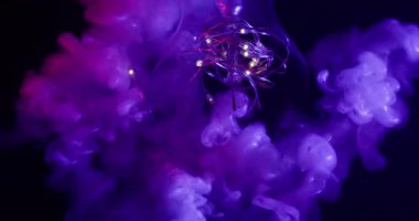 Duman damlası dağıldı. Neon ışığı parlıyor. Mor menekşe parlak sıvı kırık camda patlıyor. Çelenk kokusu soyut siyah arkaplan boyası.