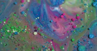 Köpüklü su. Mürekkep yağı karışımı. Soyut sanat arka planında yüzen sıvı akrilik damlacıklar..