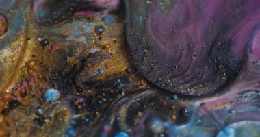 Mürekkep akışı. Yağ kabarcıkları. Odaklanamayan sarı mor renkli akrilik köpüklü su simleri soyut sanat arka planında yüzüyor..