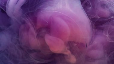 Kırık ampul. Buhar boyası. Odaklanmamış mor renk sıvısı duman bulutu kırılan camı soyut arkaplanda dolduruyor..