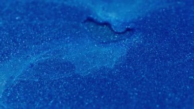 Boya lekesi. Pigment dökülmüş. Mavi ışıl ışıl diş minesi beyaz akrilik akıntıyı harmanlıyor. Renk soyut emülsiyonu çözünmüş arkaplan.